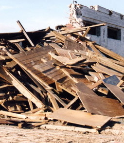 Zertrümmertes Haus, vorwiegen aus Holz